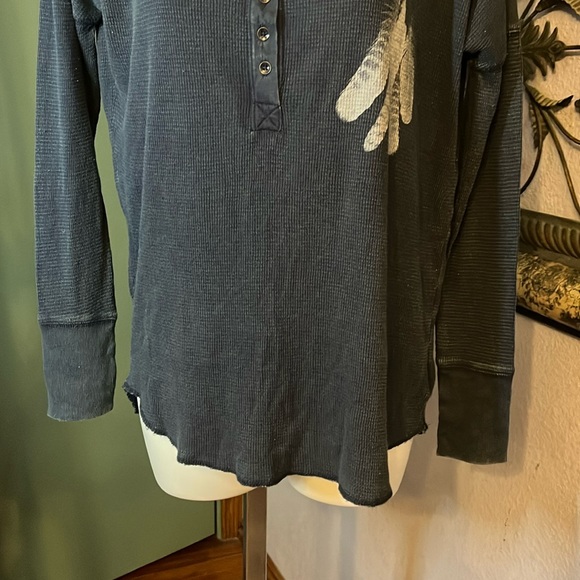 Cool American Eagle navy henley/ feather graphic waffle material  top Sz S - Picture 4 of 10